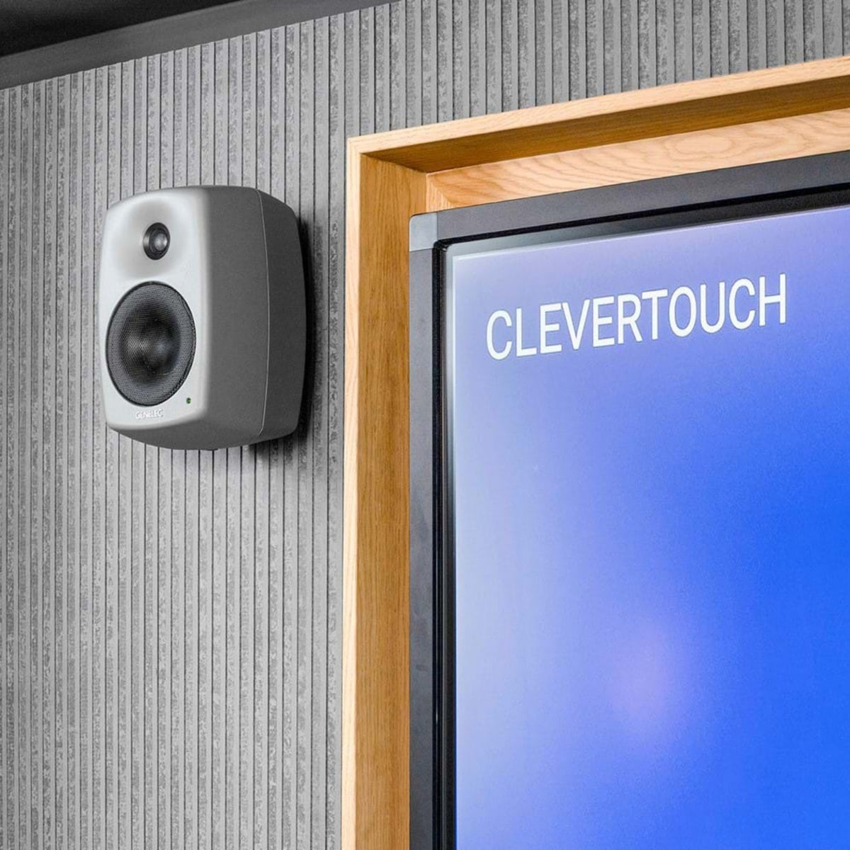CleverTouch-skærm med kamera monteret på væg