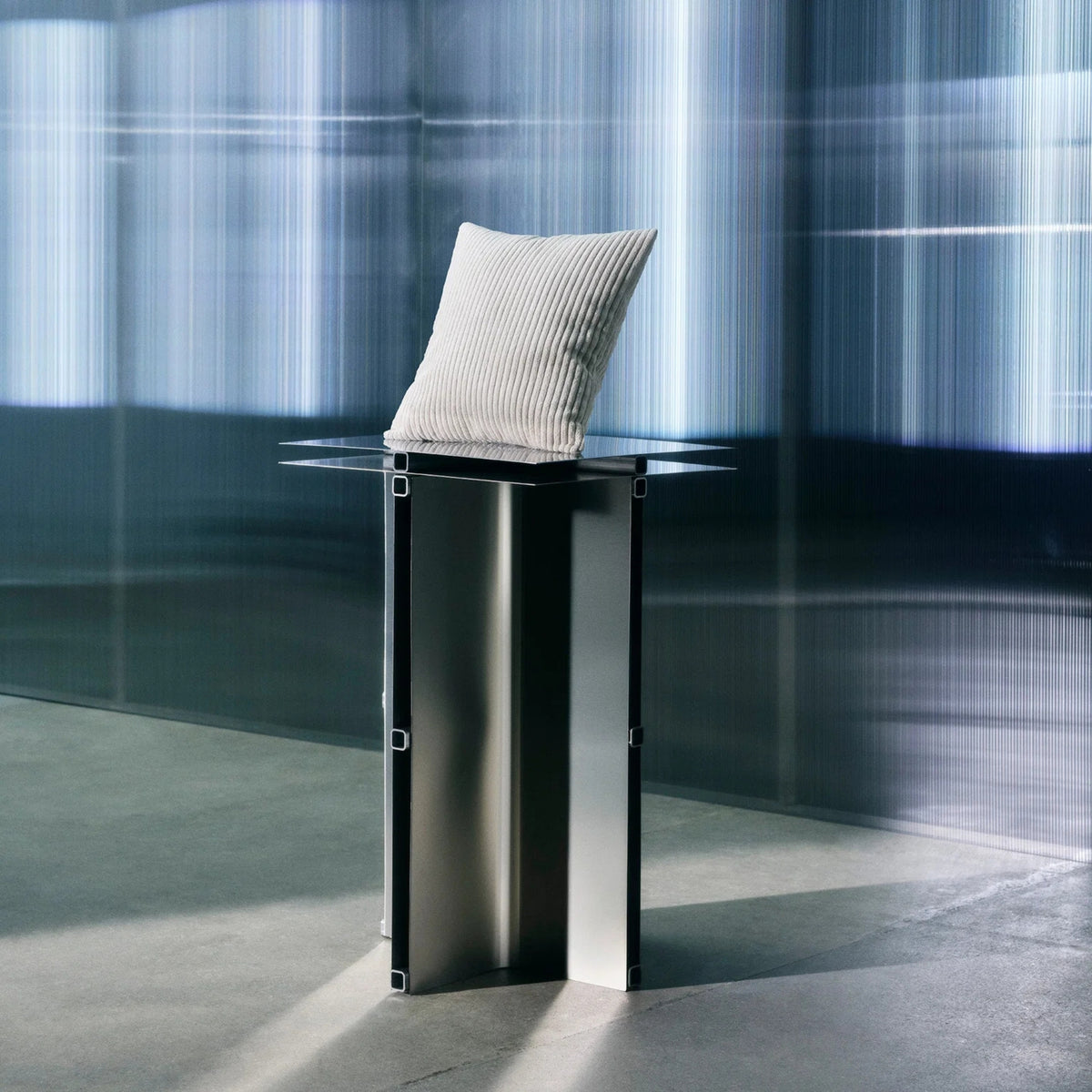 OMHU-sidebord i et minimalistisk rum